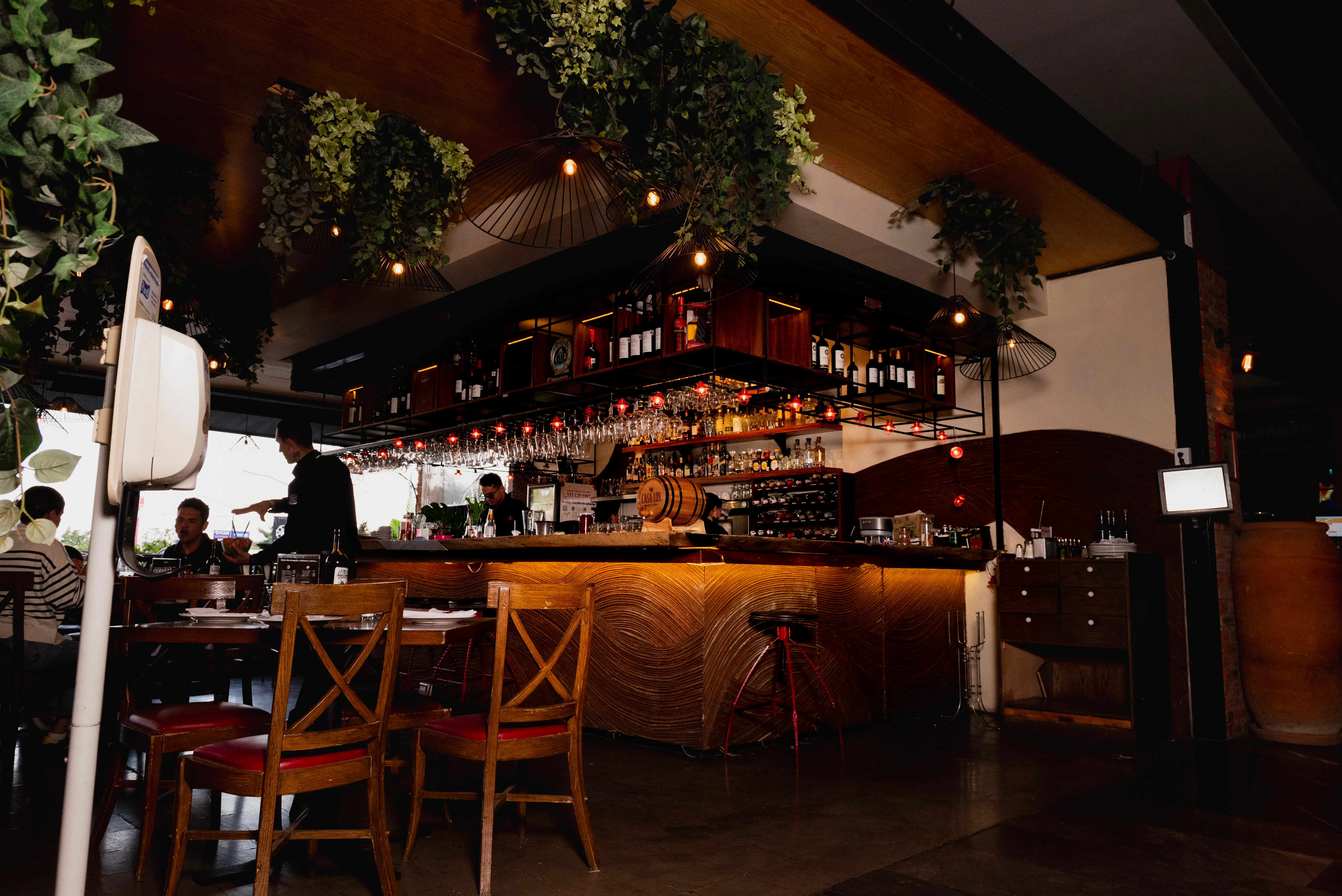 Detalle de la barra y botellas en San Telmo, Guadalajara