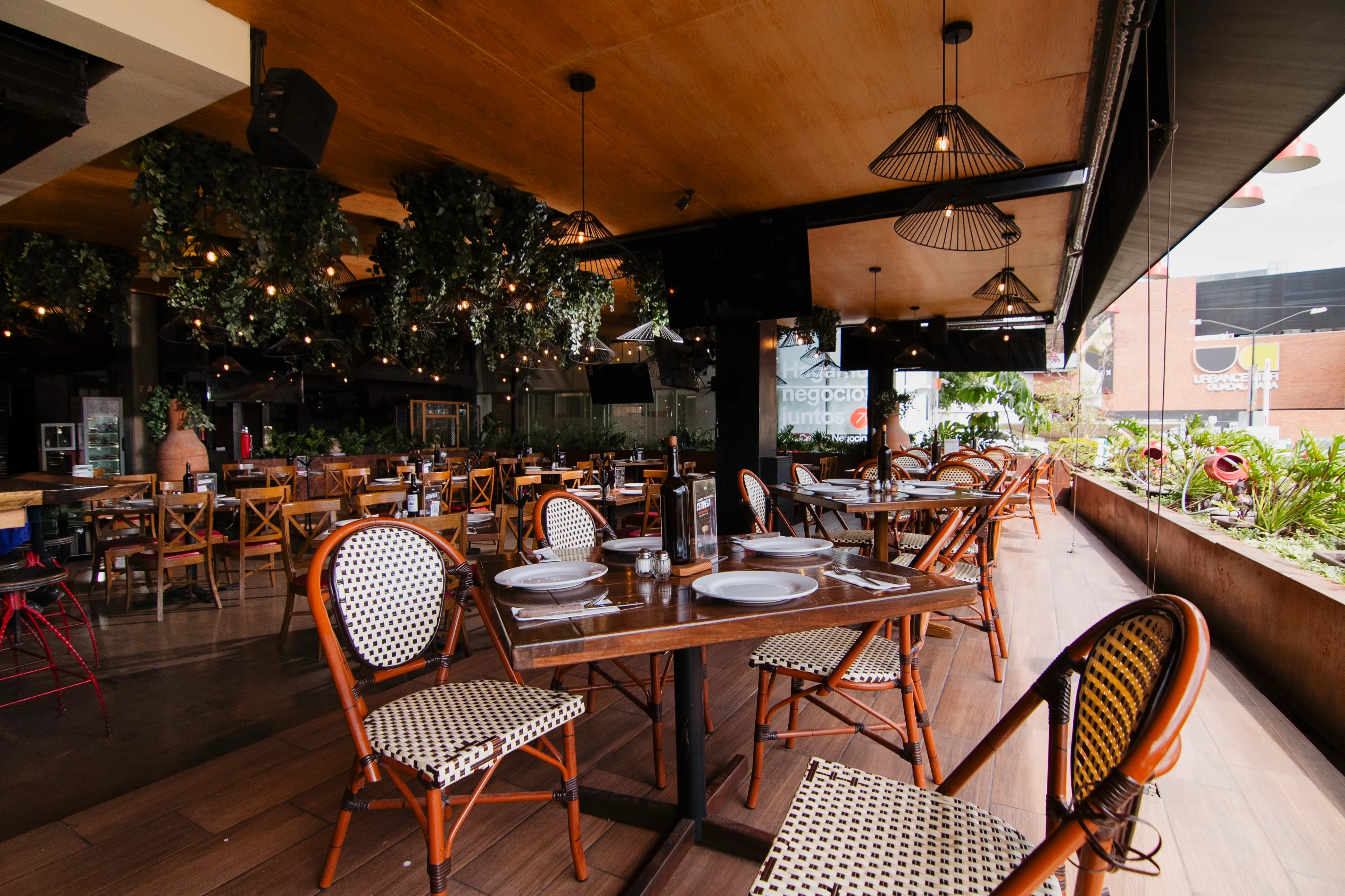 Mesas servidas en la terraza del restaurante San Telmo en Guadalajara