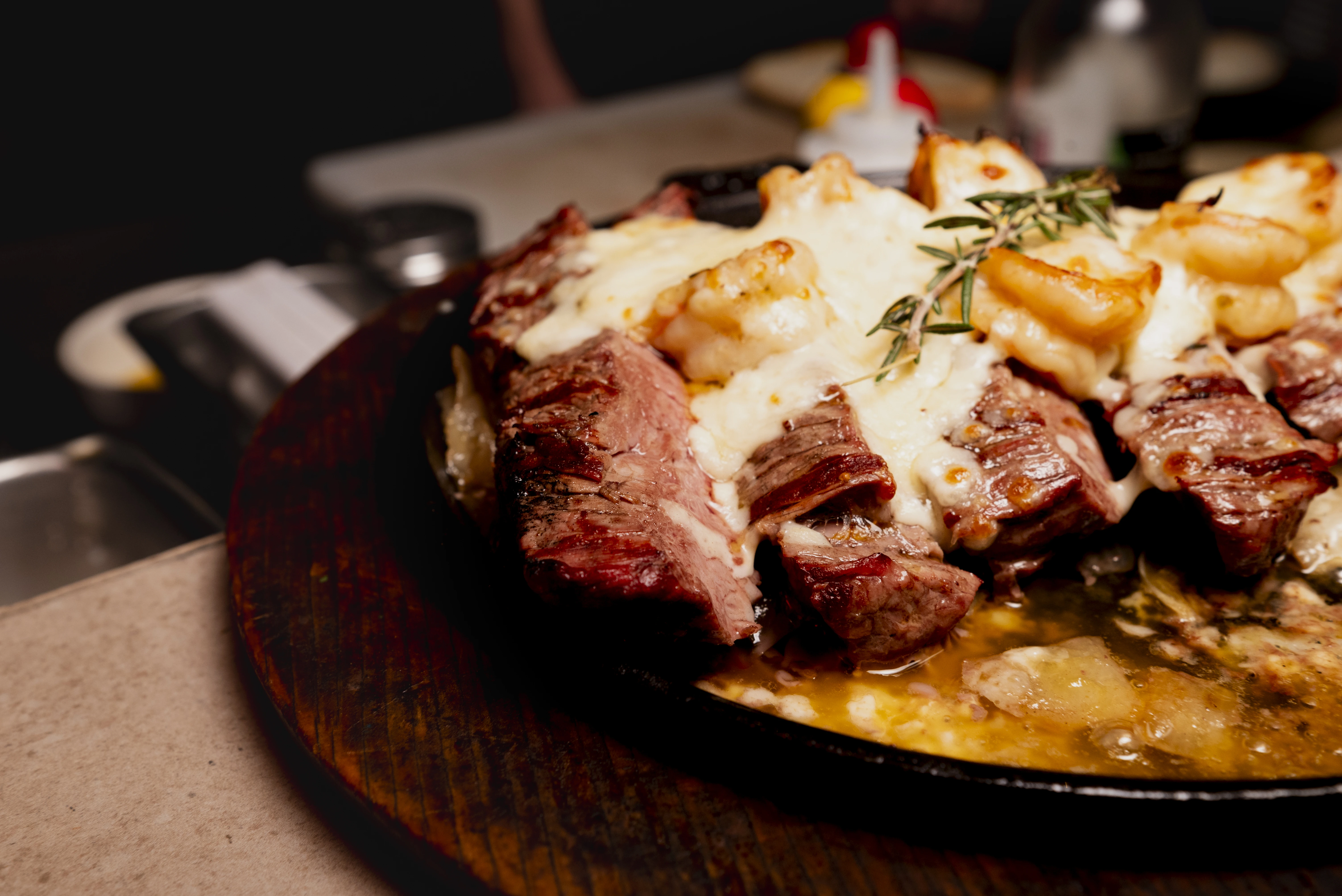 Plato principal de parrilla argentina en San Telmo, Guadalajara